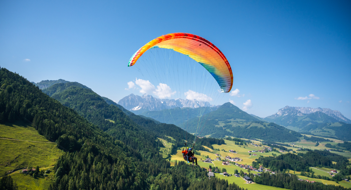 Gleitschirmfliegen im Frühling Tirol Chiemgau von oben erleben