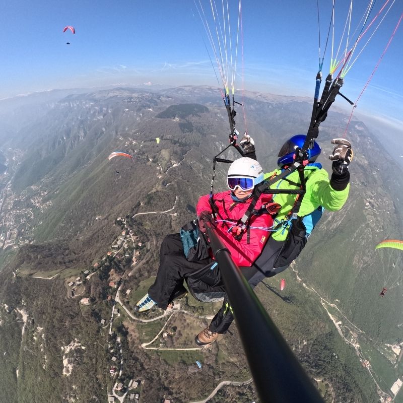 Paragliding Tandemflug mit Blick auf Tiroler Alpen