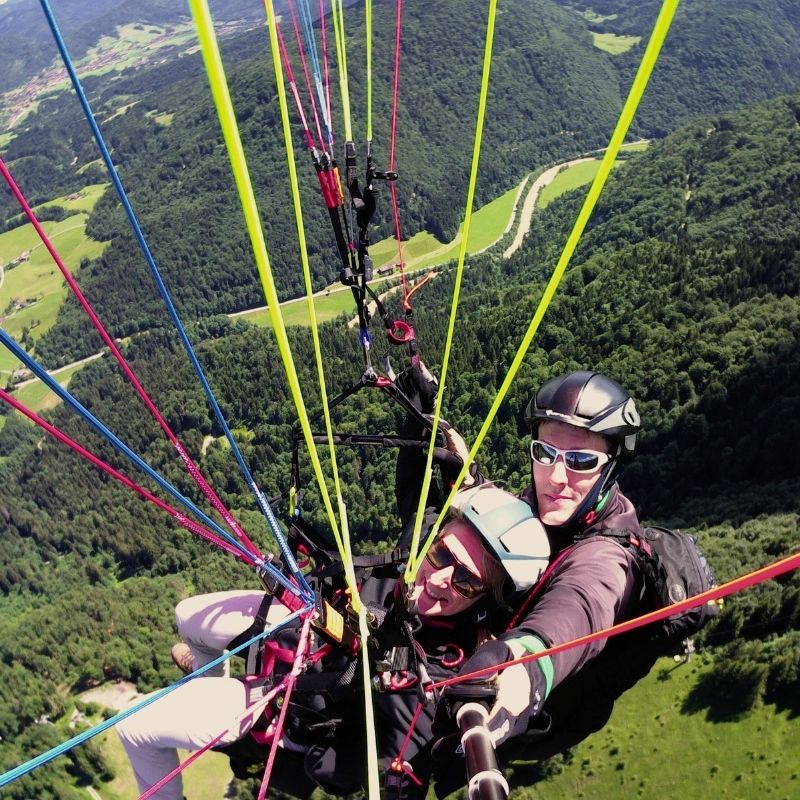 Tandem Paragliding Erlebnis in den Chiemgauer Alpen bei Sonnenschein