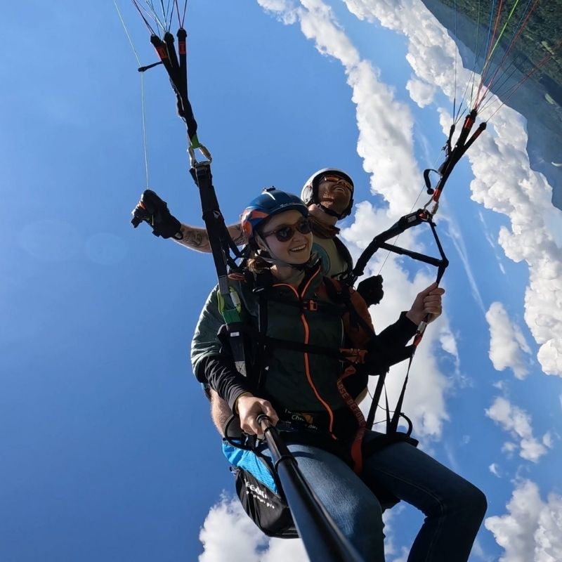 Tandempilot startet Tandemflug in den Alpen nahe Tirol