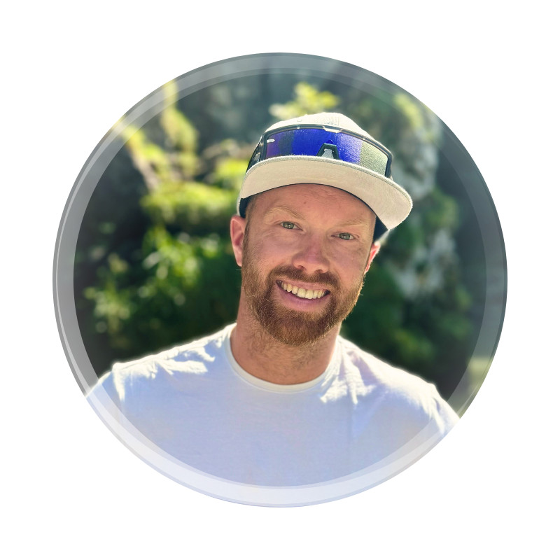 Gleitschirmfliegen im Tandem über Tiroler Berglandschaft